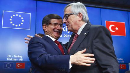 räsZiemlich beste Freunde: der türkische Ministerpräsident Ahmet Davutoglu (links) und EU-Kommissipident Jean-Claude Juncker beim EU-Türkei-Gipfel am Sonntag in Brüssel. 
