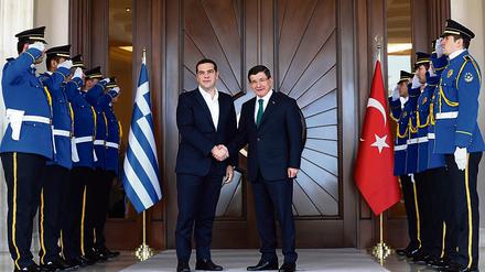 Der griechische Ministerpräsident Alexis Tsipras (links) und sein türkischer Amtskollege Ahmet Davutoglu im vergangenen November in Ankara.