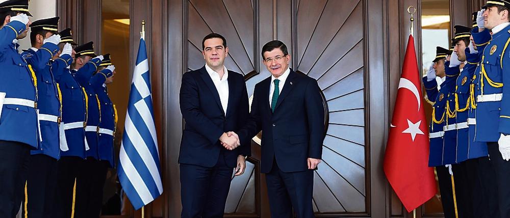 Der griechische Ministerpräsident Alexis Tsipras (links) und sein türkischer Amtskollege Ahmet Davutoglu im vergangenen November in Ankara.
