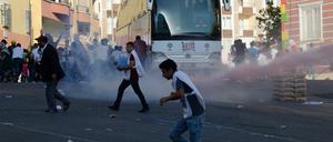 Unruhen in Diyarbakir: Kurdische Demonstranten und türkische Sicherheitskräfte liefern sich Straßenschlachten. Der Friedensprozess ist vorläufig gescheitert. 