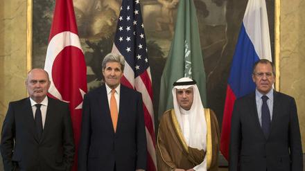 Außenminister unter sich (v.l.n.r.): aus der Türkei Feridun Sinirlioglu, aus den USA John Kerry, aus Saudi-Arabien Adel al Dschubeir und aus Russland Sergej Lawrow.
