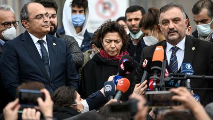 Die Ehefrau des inhaftierten Osman Kavala, die Soziologin Ayse Bugra, nach dem Urteil des Gerichts in Instanbul am Freitag. 