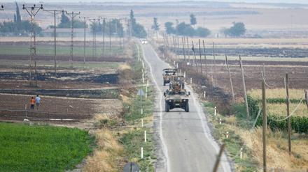 Türkische Militärfahrzeuge patroullieren an der Grenze zu Syrien. Am Sonntagabend beschossen Panzer kurdische Stellungen in Nordsyrien. 
