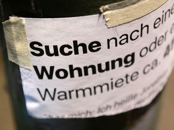 Berlin: "Suche Wohnung" steht auf dem Zettel an einer Laterne in Berlin. 