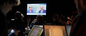 Journalisten verfolgen das TV-Duell von Bundeskanzlerin Merkel (CDU) und Herausforderer Martin Schulz (SPD). 
