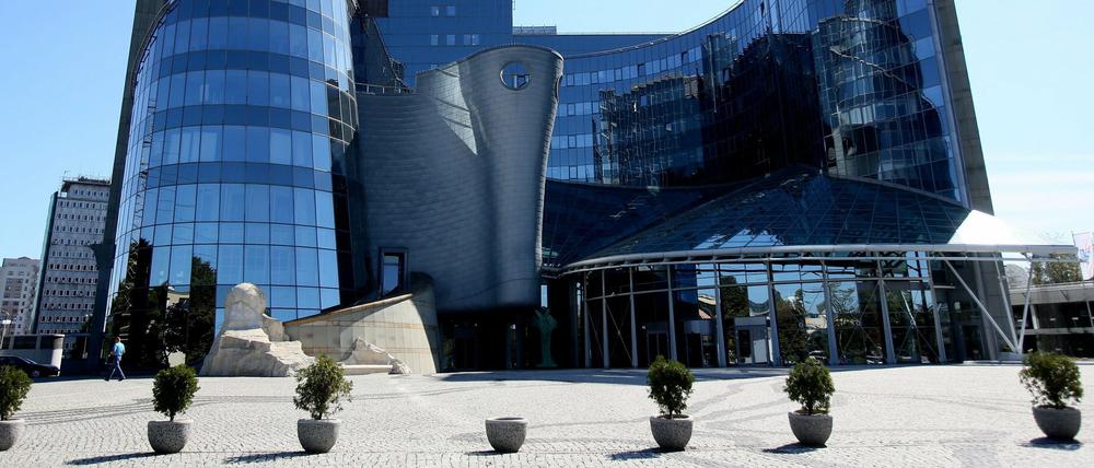 Ein Archivbild des Gebäudes des öffentlich-rechtlichen Fernsehsenders TVP in Warschau. Vier Direktoren des Senders sind aus Protest gegen das neue Mediengesetz zurückgetreten.