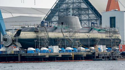 Ein im Bau befindliches U-Boot liegt in der Werft von ThyssenKrupp Marine Systems in Kiel. 
