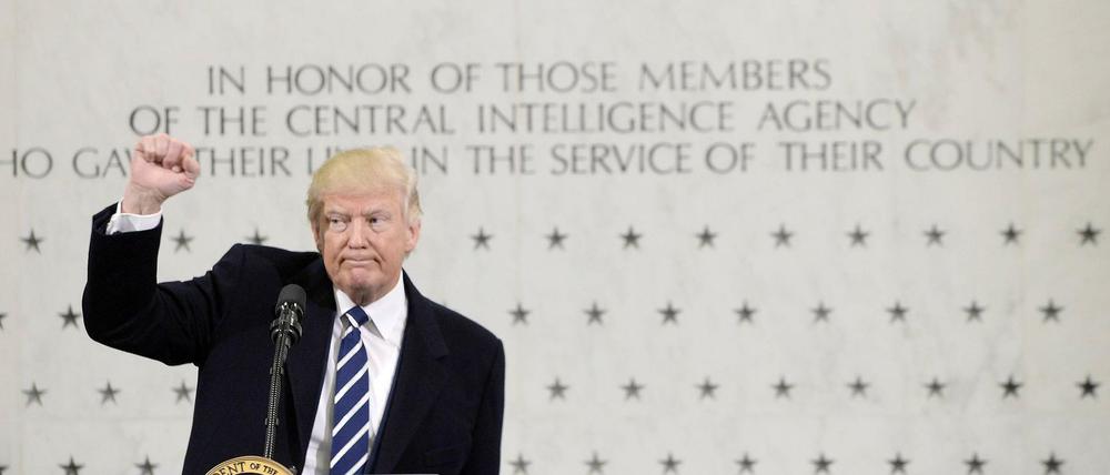CIA-Vertreter warfen Trump - hier vor der Ehrenwand für die getöteten Agenten - Eigenlob und Narzissmus vor.  