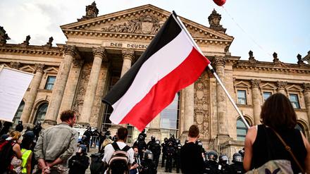 Mit der Reichsflagge zurück ins Reich? Teilnehmer einer Kundgebung gegen die Corona-Maßnahmen vor dem Reichstag am 29. August.