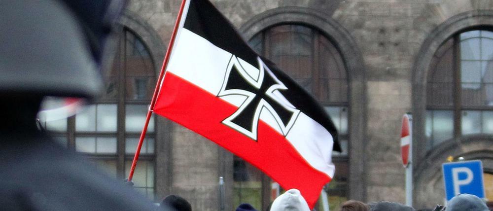 Neonazis schwenken eine Fahne auf dem Schlesischen Platz vor dem Bahnhof Neustadt in Dresden (Archivbild).