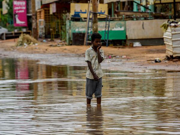 Der Klimawandel verschärft mit steigenden Temperaturen, mehr Extremwetterlagen und veränderten Regenfällen die Hungerkrise in Afrika und vertreibt Menschen aus ihrer Heimat. 
