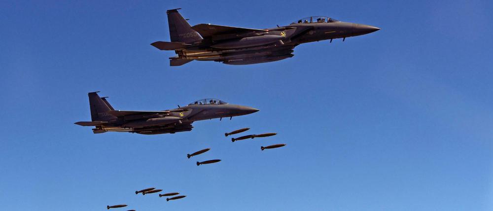 Südkoreanische F-15 Kampfflugzeuge werfen bei einer gemeinsamen Übung mit der US-Luftwaffe über Südkorea Bomben ab. 