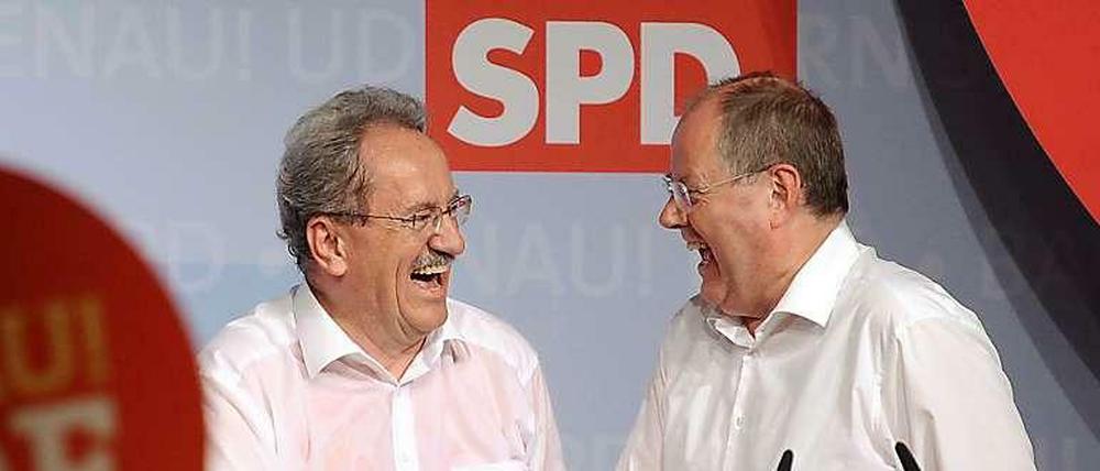 Klitschnass, aber immer noch optimistisch: Christian Ude und sein Wahlhelfer Peer Steinbrück.