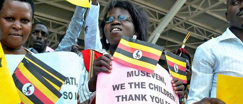 Aktivisten in Uganda bedanken sich bei einer Aktion im März beim Präsidenten des Landes für das umstrittene Anti-Homosexuellen-Gesetz