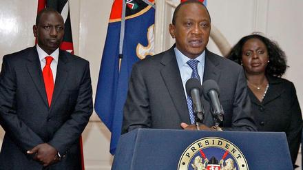 Kenias Präsident Uhuru Kenyatta (vorn) und sein Vize William Ruto standen 2007 nach der umstrittenen Präsidentenwahl, nach der mehr als 1000 Menschen getötet und Hunderttausende vertrieben wurden noch auf gegnerischen Seiten. Dass sie beide vor dem IStGH angeklagt wurden, hat sie bei er Wahl 2013 an die Macht gebracht. 