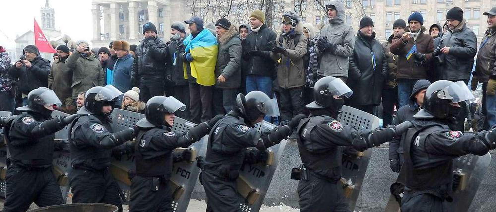 Abmarsch: Nach Auseinandersetzungen mit den Demonstranten zogen sich die Sicherheitskräfte wieder zurück. 