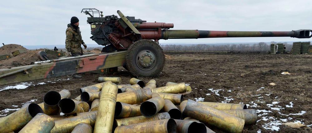 Ein Regierungssoldat steht an einem Geschütz in der Ostukraine.