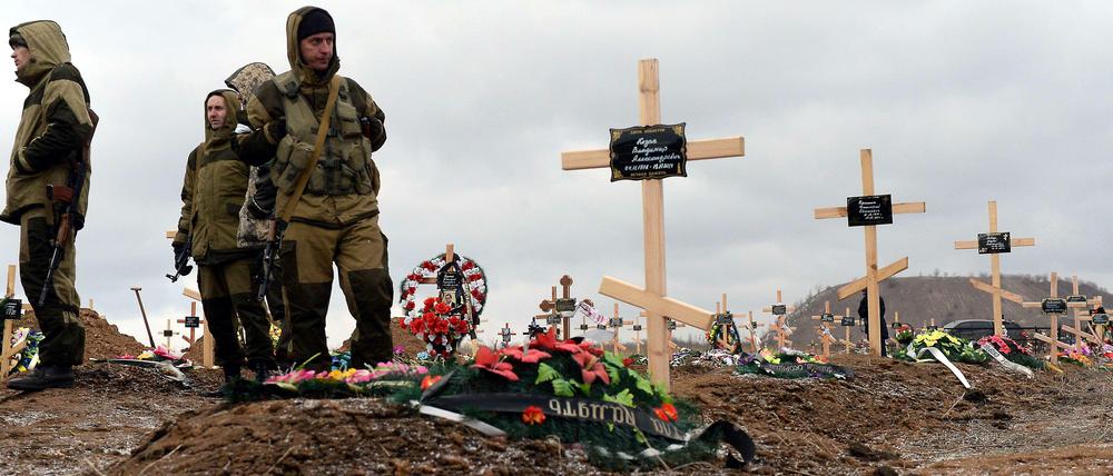 Prorussische Rebellen an Gräbern von Kameraden in der Ostukraine