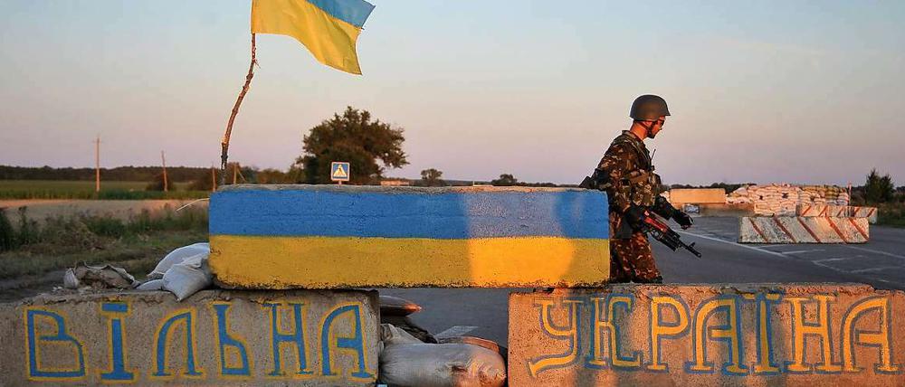 Konflikt in der Ukraine. Schrift auf den Betonblöcken steht: "Freie Ukraine". Die Waffenruhe wurde nicht verlängert.