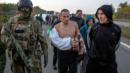 Ein ukrainischer Soldat bewacht nördlich von Donetsk prorussische Gefangene, um sie zu einem Gefangenenaustausch zu bringen.