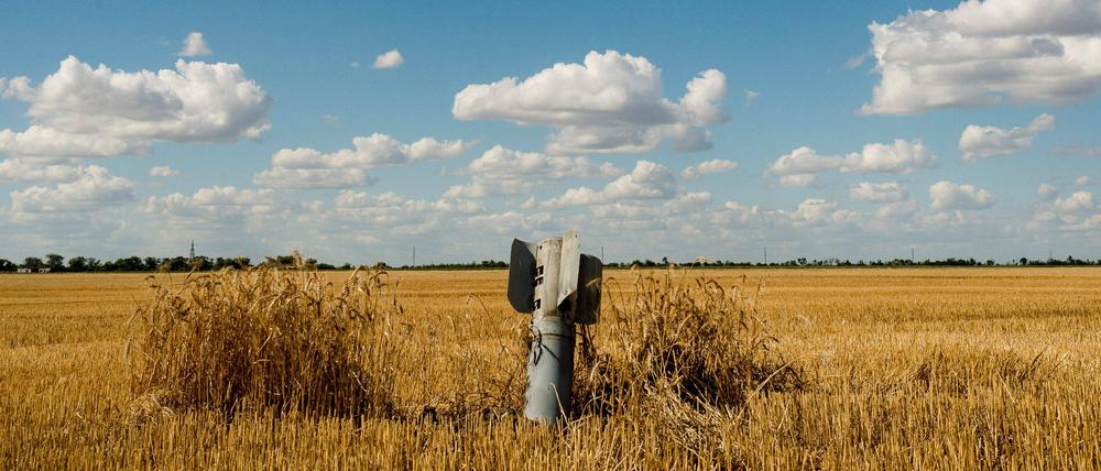 Eine Rakete steckt in einem Getreidefeld nahe der Stadt Mykolajiw in der Region Cherson.