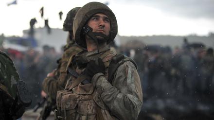 Ukrainischer Soldat beobachtet pro-russische Milizen auf der Straße nach Slowjansk.