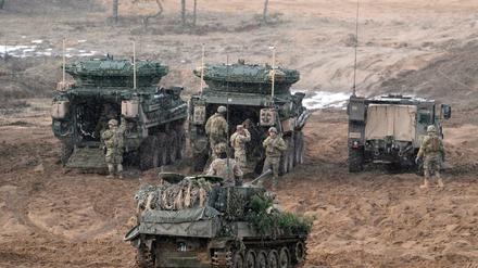 Nato-Truppen bei Militärübungen in Lettland. Russland hat das Bündnis gewarnt.