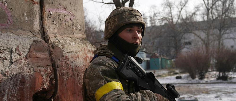 Ein ukrainischer Soldat bewacht seine Stellung in Mariupol. Archivbild von Mitte März.