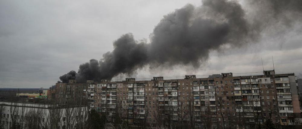 Rauch steigt auf nach dem Beschuss durch russische Streitkräfte in Mariupol