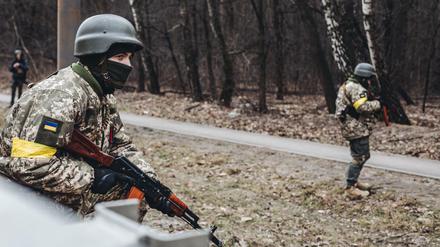 Ein Soldat der ukrainischen Armee bewacht seine Stellung in Irpin, Ukraine. Die Waffenruhe, die für Sonntag in der ukrainischen Stadt Irpin geplant war, um einen humanitären Korridor zu schaffen, ist gescheitert. 