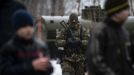 In der Ostukraine kämpft die Regierungsarmee seit 2014 gegen Separatisten, hinter denen die russische Militärmacht steht. 
