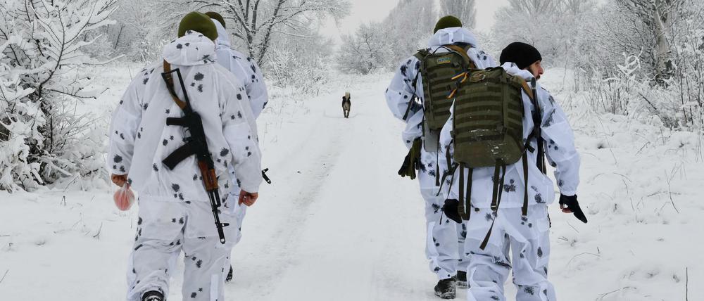 Ukrainische Soldaten bewegen sich Ende 2021 in der Region Donezk.