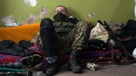 Ein ukrainischer Soldat ruht sich in einem Keller in Irpin nordwestlich von Kiew aus.