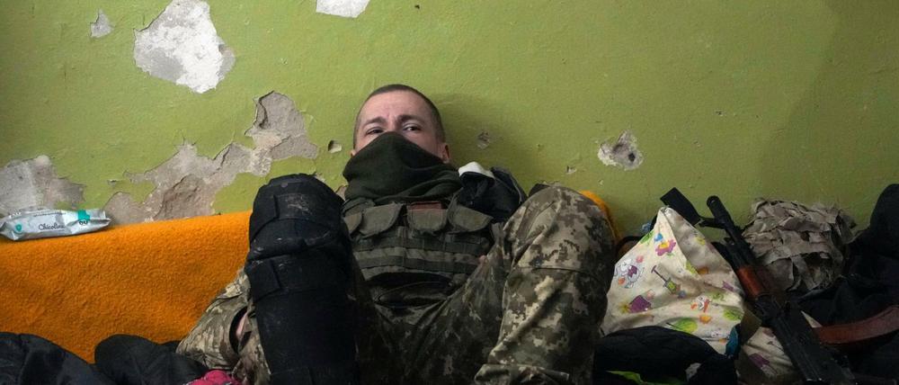 Ein ukrainischer Soldat ruht sich in einem Keller in Irpin nordwestlich von Kiew aus.