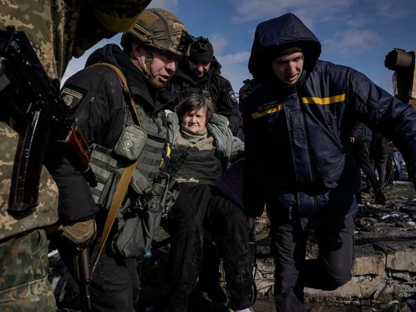 Zivilisten werden aus Irpin in der Ukraine evakuiert. Die russische Kriegsführung erinnert an die Taktik in Syrien. 