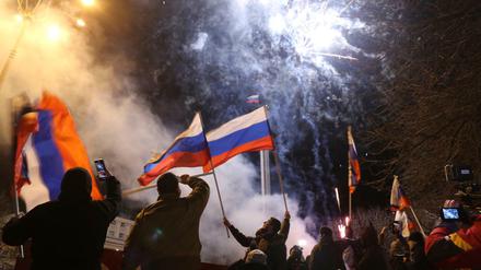 Bewohner feiern die Anerkennung der Volksrepublik Donezk als eigenständige Republik durch Russland.