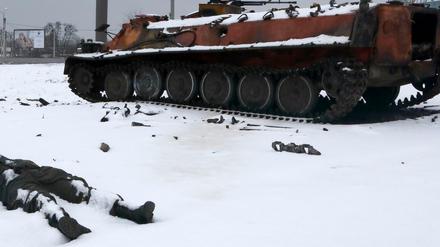 Die Leiche eines Soldaten liegt schneebedeckt neben einem Militärfahrzeug in Charkiw. 