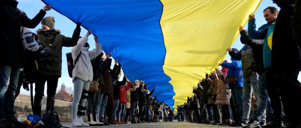 Demonstration mit einer ukrainischen Nationalflagge in Prag 