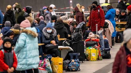 Geflüchtete Menschen aus der Ukraine auf dem Hauptbahnhof in Berlin. 