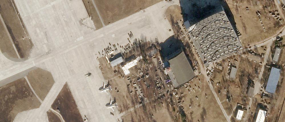 Die am 01.03.2022 von Planet Labs PBC herausgegebene Satellitenaufnahme zeigt ein beschädigtes Gebäude internationalen Fracht- und Werksflughafen Hostomel, etwa 20 Kilometer nordwestlich von Kiew gelegen. Am 07.02.2022 wurde der Bürgermeister der Vorstadt Hostomel getötet.