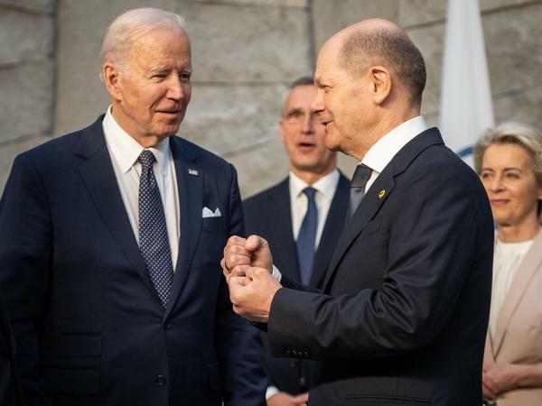 US-Präsident Joe Biden (v.l.) und Bundeskanzler Olaf Scholz (v. r.), beim Treffen der G7-Staaten im Nato Hauptquartier