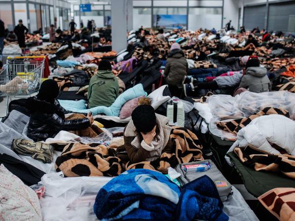 Ein polnisches Einkaufszentrum nahe der Grenze ist zum vorübergehenden Flüchtlingslager geworden.