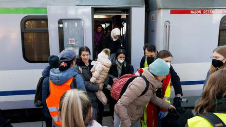 Geflüchtete aus der Ukraine kommen mit einem Zug am Berliner Hauptbahnhof an. 