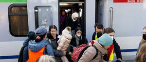 Geflüchtete aus der Ukraine kommen mit einem Zug am Berliner Hauptbahnhof an. 