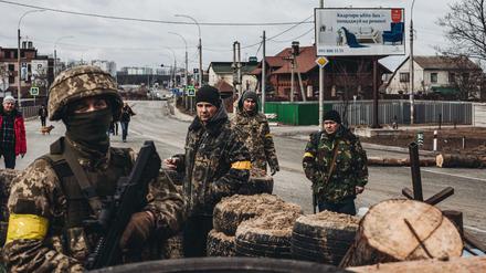 Die Ukraine ist für ihre Verteidigung auf Waffenhilfe angewiesen; Kontrollpunkt in Irpin.