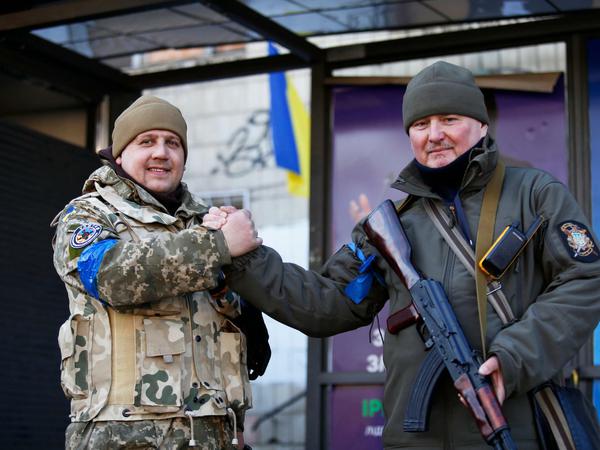 Hohe Moral. Zwei ukrainische Kämpfer demonstrieren Durchhaltewillen, während sie eine Straße in Kiew bewachen. Die russischen Truppen kommen kaum voran.