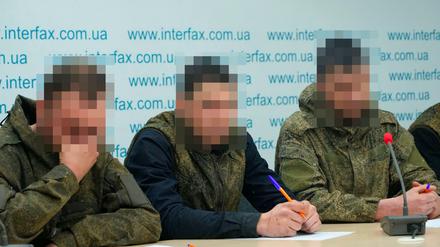 Gefangene russische Soldaten beantworten Fragen der Medien bei einer Pressekonferenz in der Nachrichtenagentur Interfax in Kiew.