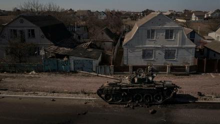 Ein zerstörter Panzer steht auf einer Hauptstraße in der Nähe von Brovary, nördlich von Kiew.