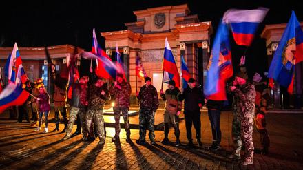 Dieses von der russischen Staatsagentur Tass verbreitete Bild zeigt Einwohner von Lugansk, die die Anerkennung der Unabhängigkeit der Volksrepubliken Donezk und Lugansk durch Russland feiern.