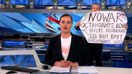 Der Screenshot aus der abendlichen Hauptnachrichtensendung des russischen Staatsfernsehen zeigt die Protestaktion von Marina Owssjannikowa.